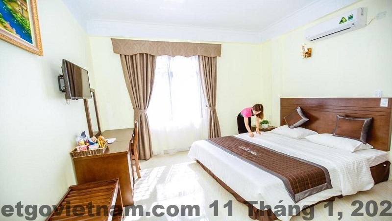 Phòng ngủ Khách Sạn Hoàng Gia Sơn La có diện tích lớn, nội thất gỗ truyền thống