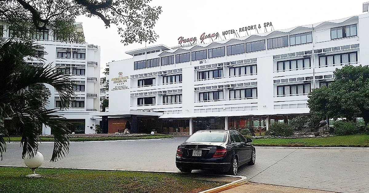 Các nhân viên tại khách sạn đang hỗ trợ khách hàng với nụ cười thân thiện.