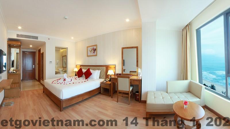 Khu vực lễ tân Serene Sea Beach Hotel Danang với nhân viên phục vụ thân thiện