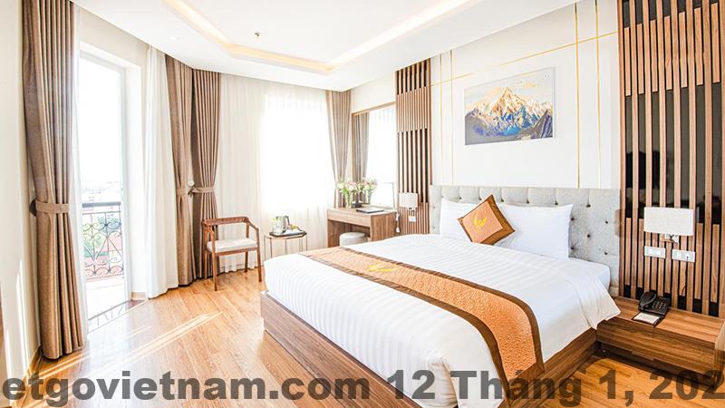 Phòng nghỉ tiêu chuẩn tại Mạnh Quân Luxury Hotel với diện tích rộng, nội thất gỗ và giường lớn