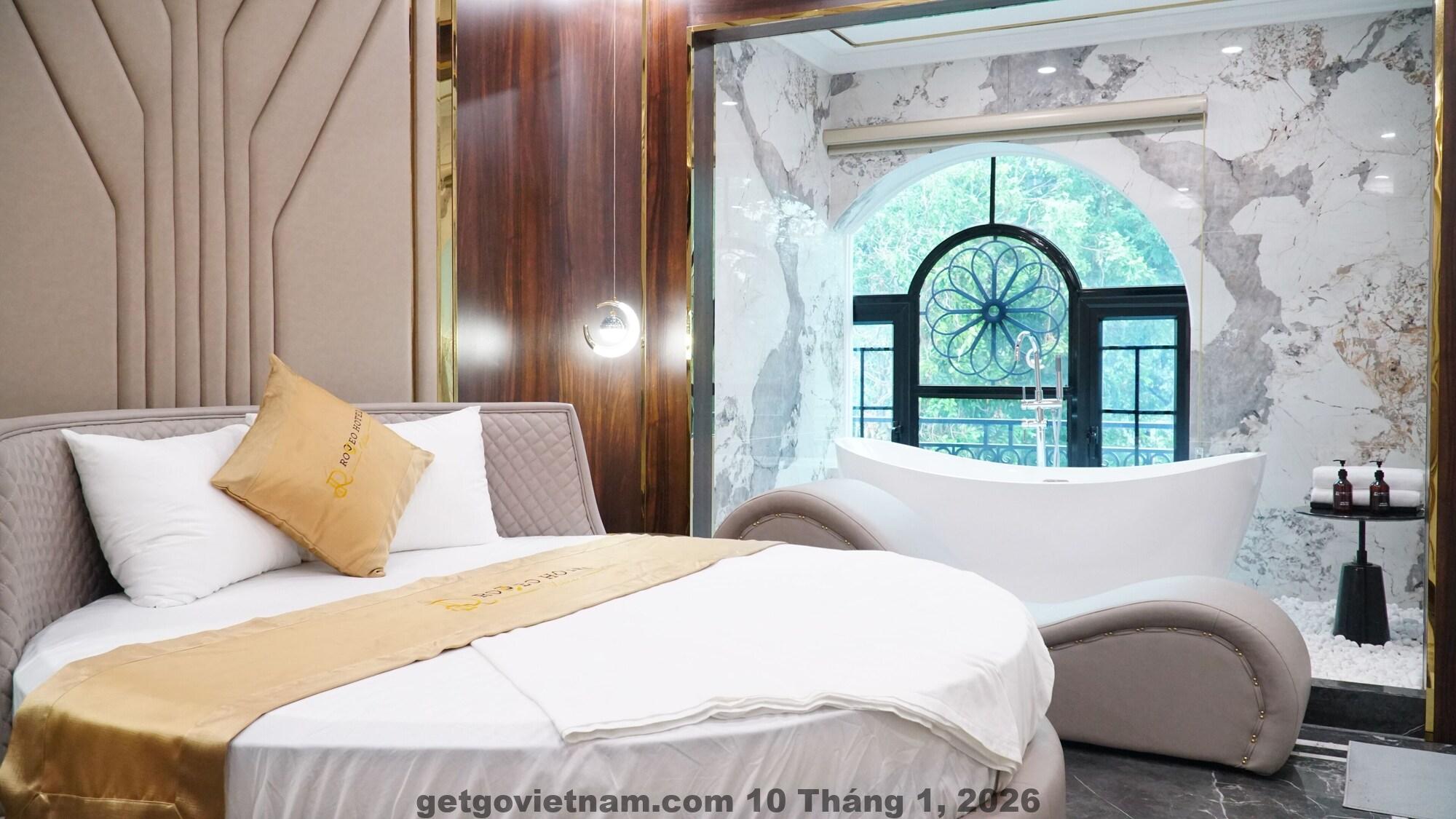 Không gian tổng thể khách sạn Romeo Hotel Ngoại Giao Đoàn nhìn từ bên ngoài