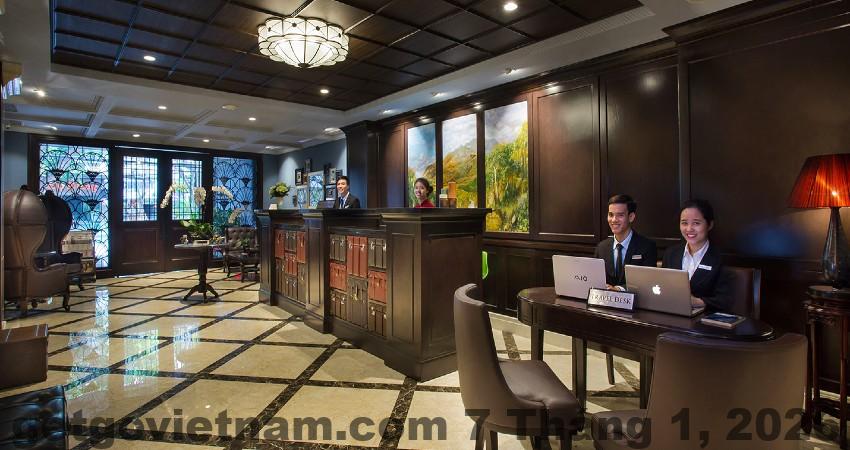 Khu vực ăn sáng tại khách sạn Spa Hàng Bông với buffet đơn giản