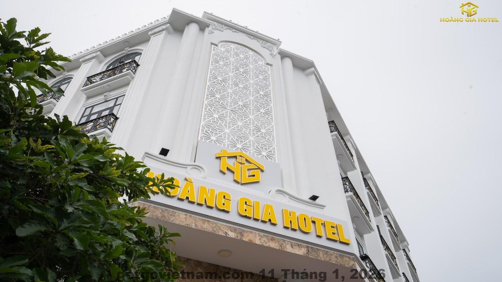 Nhân viên lễ tân Khách Sạn Hoàng Gia Phù Yên thân thiện và hỗ trợ khách nhiệt tình