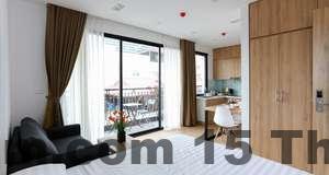 Phòng ngủ Grand Hotel Trịnh Văn Bô với giường đôi lớn, thiết kế đơn giản và cửa sổ nhìn ra khu đô thị