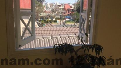 Không gian phòng nghỉ phổ thông tại Khách sạn Hoa Hồng Đoan Hùng