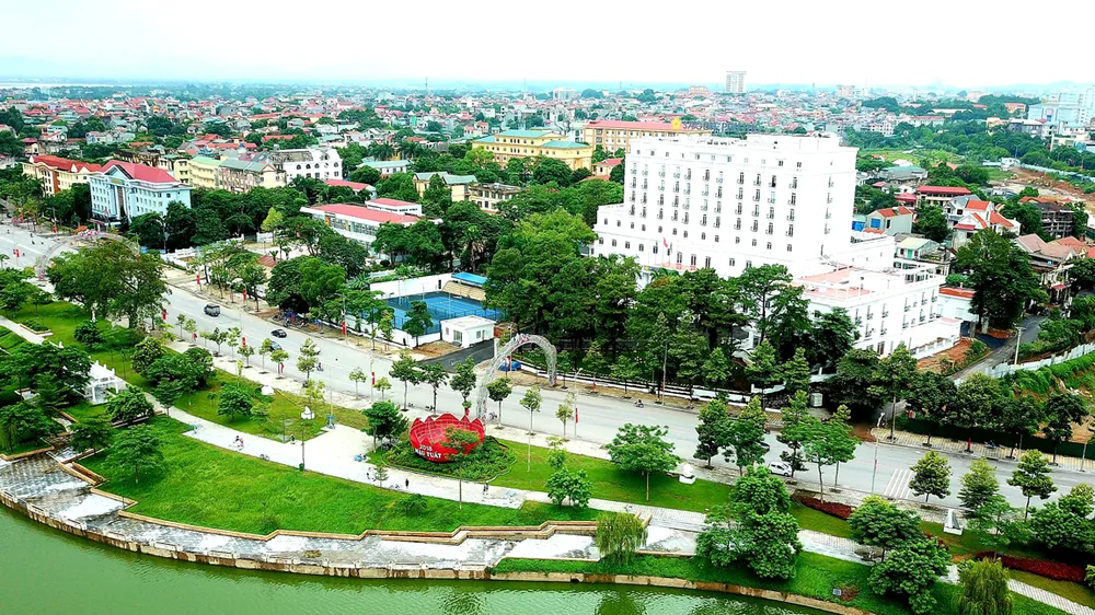 Hồ bơi tại khách sạn