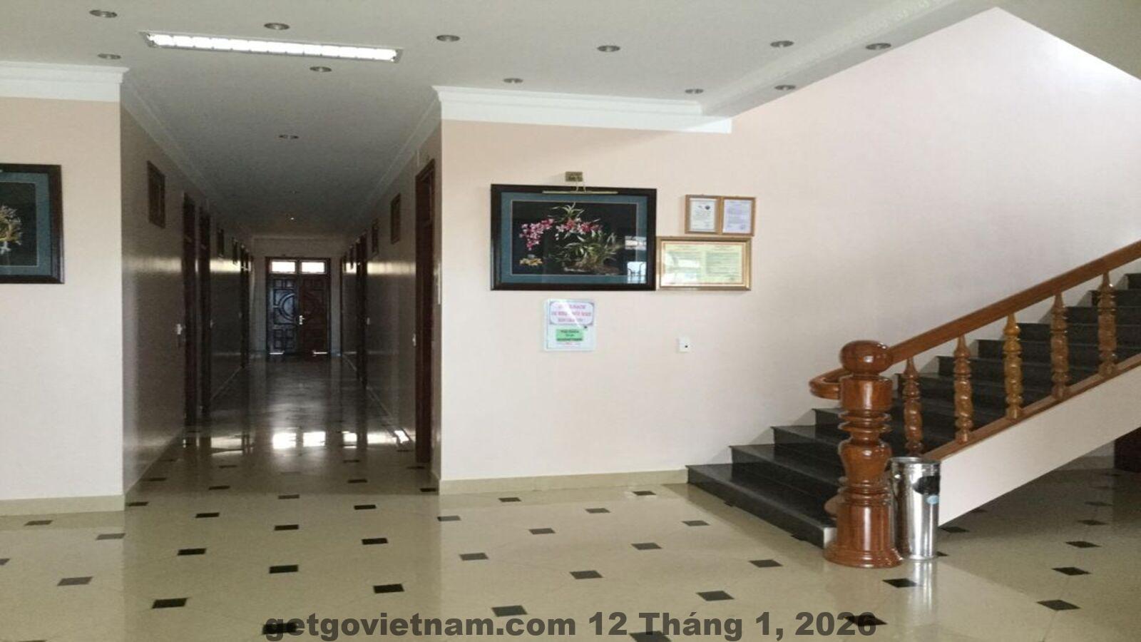 Khu vực lễ tân khách sạn Tiến Cường với phong cách phục vụ đơn giản