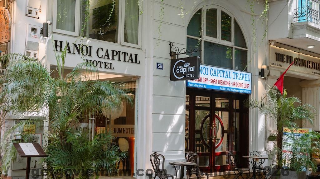 Khu vực lễ tân Hanoi Capital Premium Hotel với đội ngũ nhân viên thân thiện