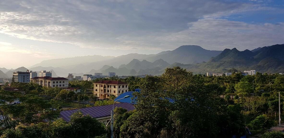 Khu vực bãi đỗ xe và không gian chung tại khách sạn Minh Sơn Lai Châu