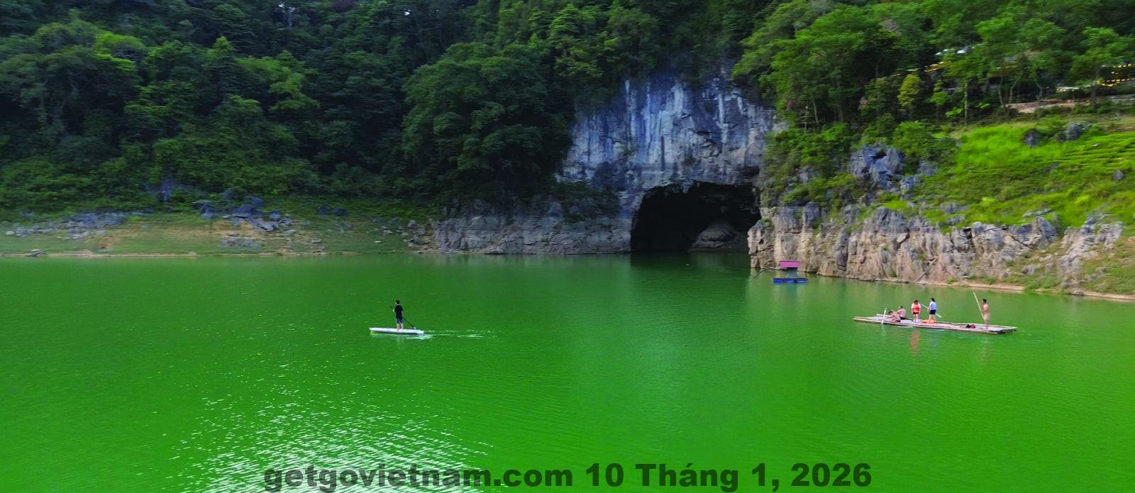 Người dân địa phương phục vụ du khách tại khu Hồ Thang Hen