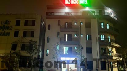 Review Bảo Ngọc Hotel Quốc Oai 2026: Công tác tiện lợi, giá ổn nhưng có nên ở? 4 Không gian phòng ngủ Bảo Ngọc Hotel với giường đôi, nội thất đơn giản và gọn gàng