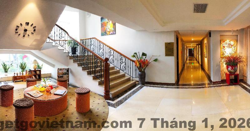 Nhân viên lễ tân Thang Long Opera Hotel thân thiện và chuyên nghiệp