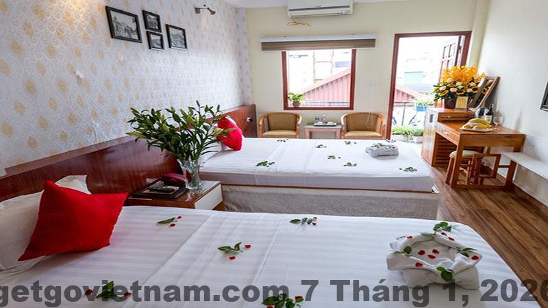 Đánh giá The Queen Hotel & Spa 2 Hà Nội 2026: Ở phố cổ cho người thực tế 5 Khu vực lễ tân The Queen Hotel & Spa 2 với nhân viên thân thiện
