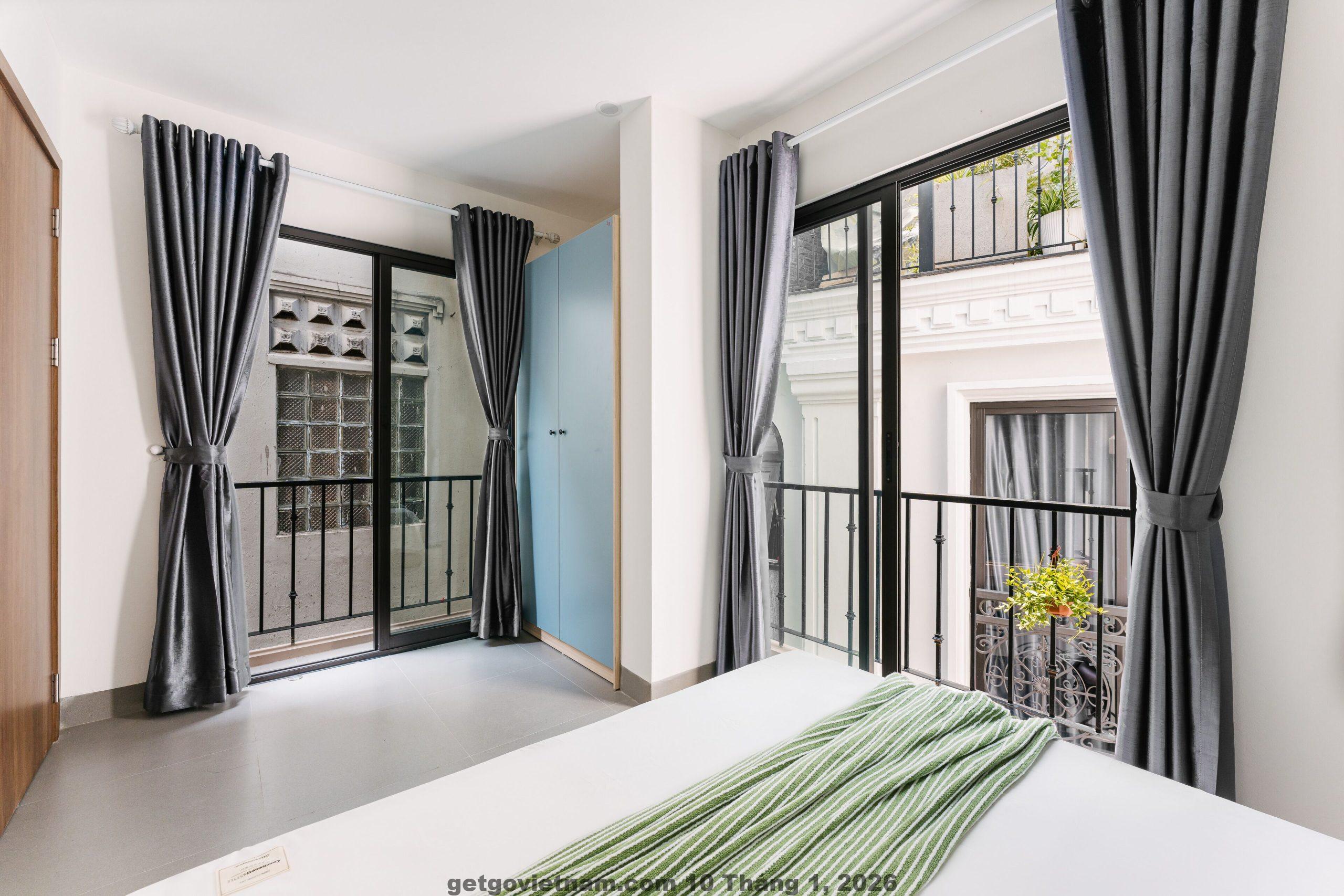 So sánh phân khúc giá Khách sạn Minh Quân với các khách sạn cùng khu vực