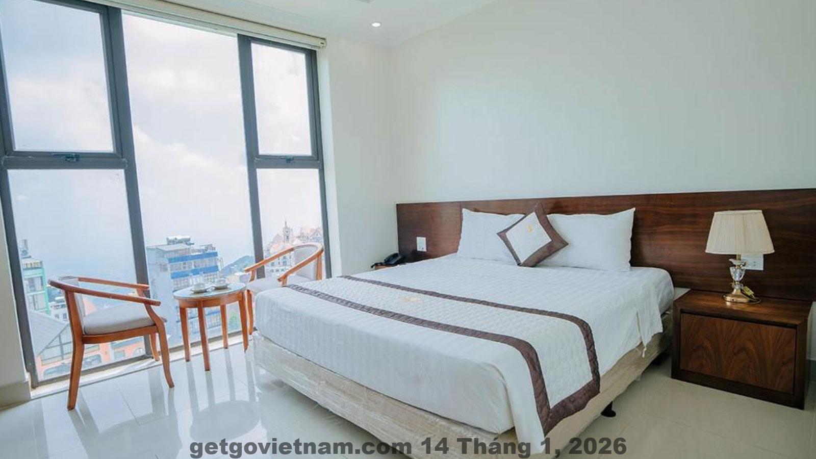 Khu vực ăn sáng đơn giản tại khách sạn Tam Đảo với các món phở và bún