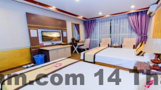 Không gian tổng thể khách sạn Hoa Dao Hotel nhìn từ bên ngoài