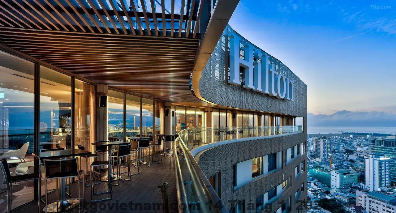 Phòng khách sạn đầy đủ tiện nghi nhưng có một số chi tiết hơi cũ.