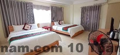 Nhân viên lễ tân khách sạn Family Transit thân thiện, hỗ trợ khách check-in muộn và đưa đón sân bay