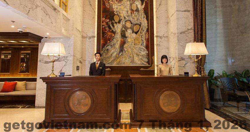 Không gian phòng tắm tại The Lapis Hotel với thiết kế hiện đại