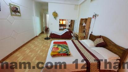 Nhân viên khách sạn hỗ trợ khách hàng tận tình.