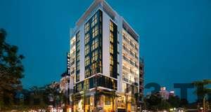 Hình ảnh một nhân viên khách sạn đang hỗ trợ khách, phản ánh thái độ phục vụ tận tâm tại Zen Riverside Hotel & Residences.