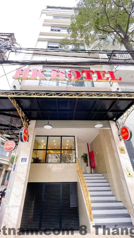Phòng tiêu chuẩn HK Hotel với nội thất đơn giản, ánh sáng trung tính