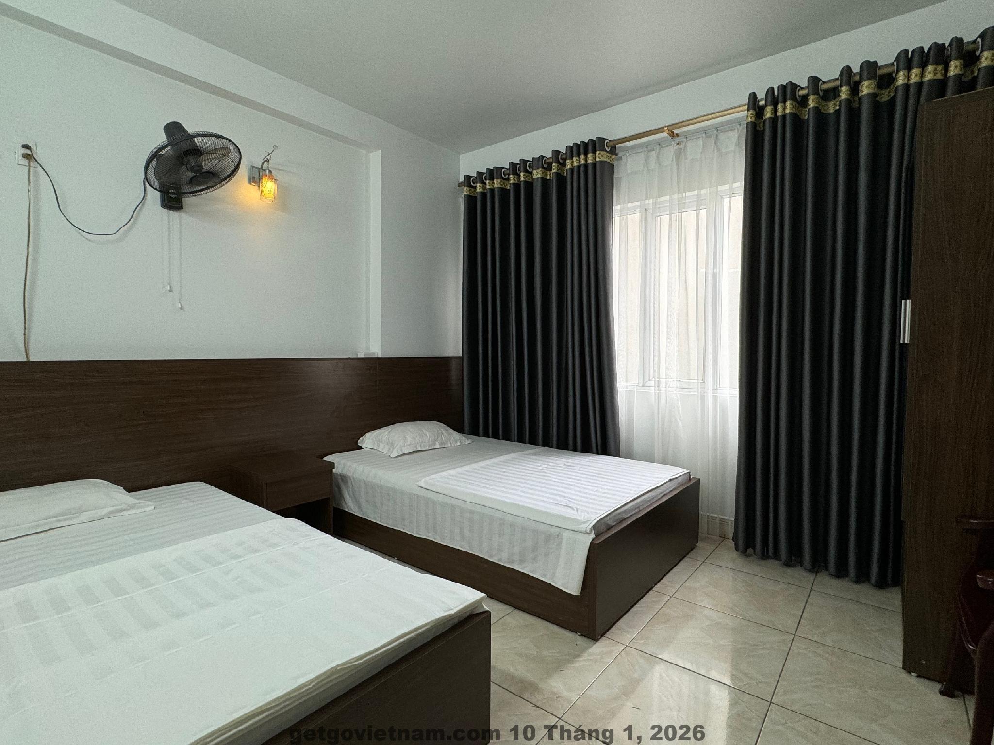 Phòng ngủ tại khách sạn Kien Nga Hotel Noibai với nội thất đơn giản