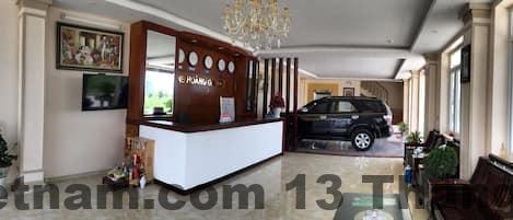 Hồ bơi tại Siren Hotel Hải Tiến, không gian thoáng mát nhưng khá nhỏ.