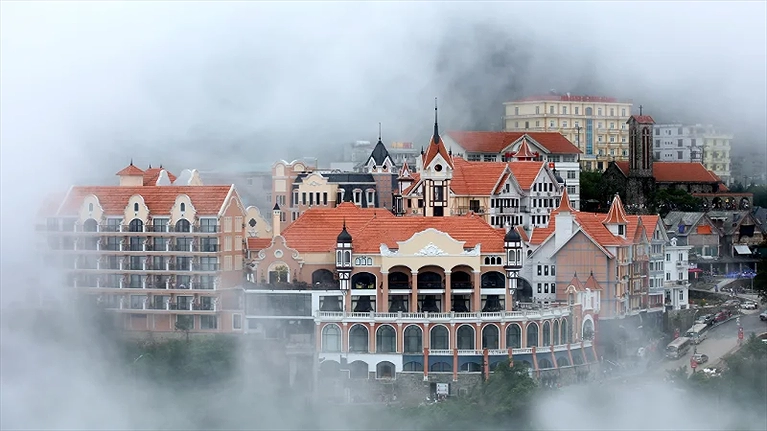 Sảnh lễ tân khách sạn Ánh Dương Tam Đảo với không gian đơn giản