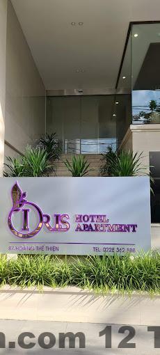 Phòng ngủ tiêu chuẩn tại QUEENIE Hotel với thiết kế tối giản và ánh sáng tốt