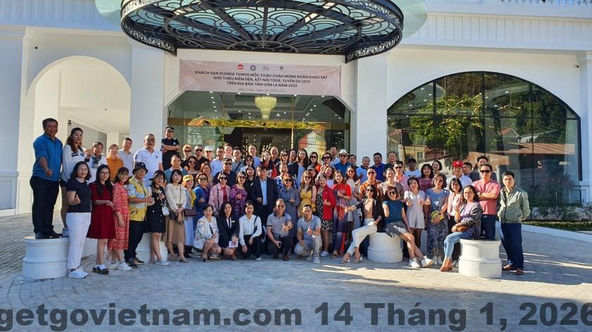 Đánh giá Glenda Tower Moc Chau Hotel 2026: Có đáng ở trung tâm? 6 Nhân viên lễ tân Glenda Tower Moc Chau Hotel hỗ trợ khách chuyên nghiệp