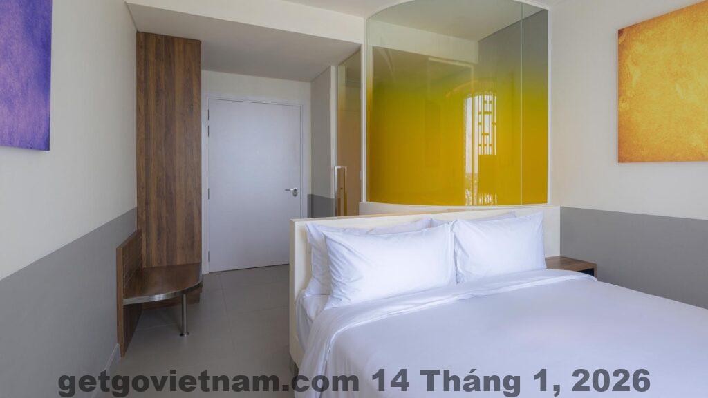 Phòng ngủ tiêu chuẩn với giường đôi, nội thất đơn giản, phù hợp nghỉ ngơi cơ bản