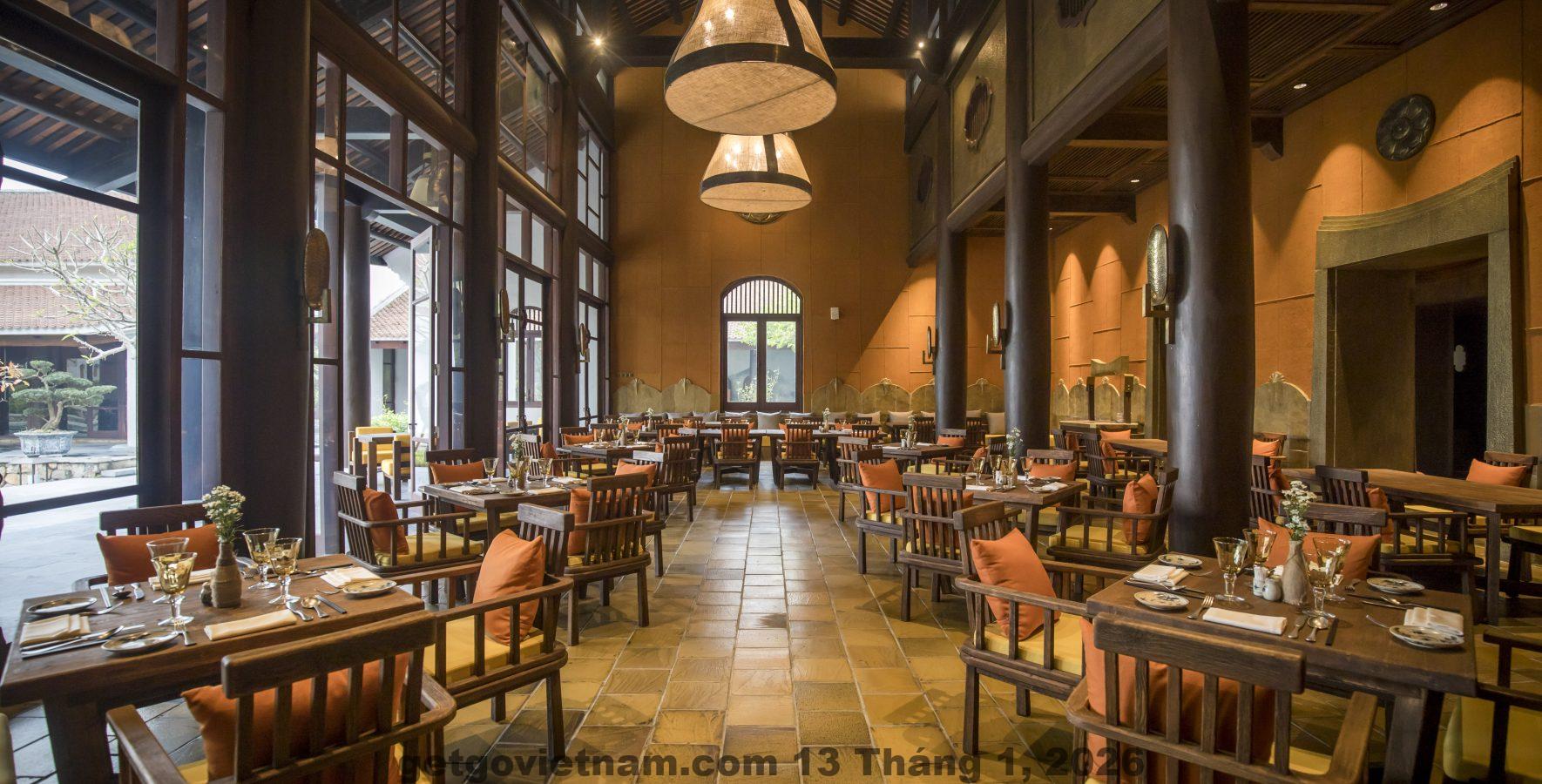 Bữa sáng tại khách sạn với các món ăn Việt Nam truyền thống, đơn giản nhưng đầy đủ.