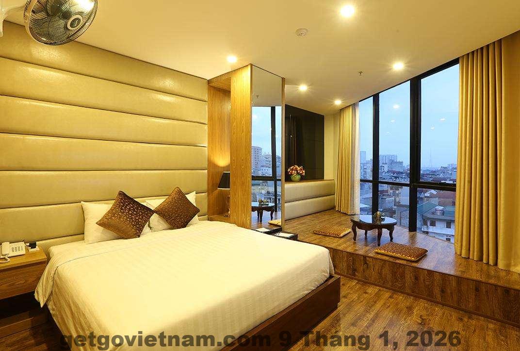 Không gian phòng tắm One Hotel Hà Nội sạch sẽ nhưng thiết bị không mới