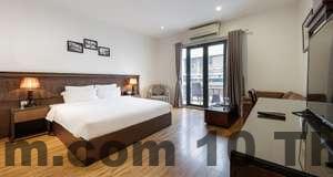 Bữa sáng phong phú tại khách sạn, với các món ăn Âu và Á đa dạng