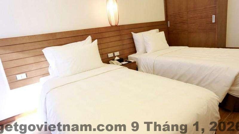 Phòng ngủ One Hotel Hà Nội rộng rãi, nội thất gỗ, thiết kế thực dụng