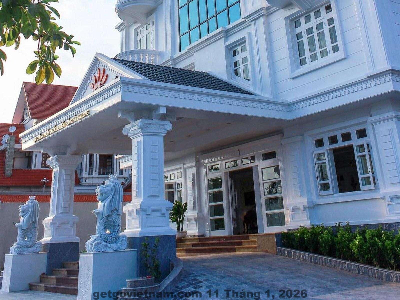 Phòng khách sạn Hoàng Phú Gia có cửa sổ lớn nhìn ra khu vực trung tâm Hạ Long