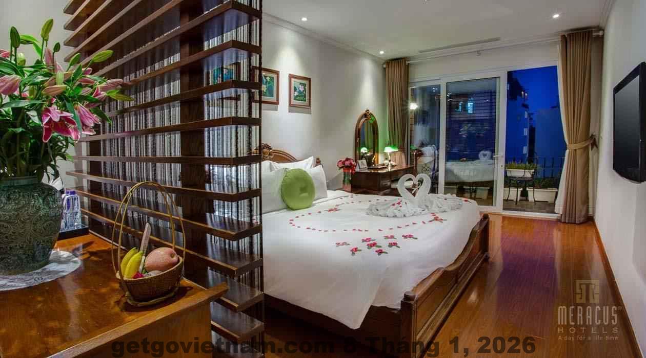 Phòng Deluxe tại Mercury Suites Central Hotel Hanoi với thiết kế hiện đại, diện tích vừa phải