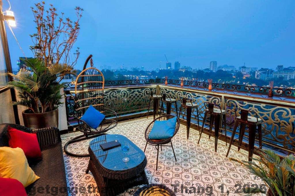 Khu vực sảnh lễ tân La Passion Premium Cầu Gỗ Hotel với phong cách boutique hiện đại và gọn gàng