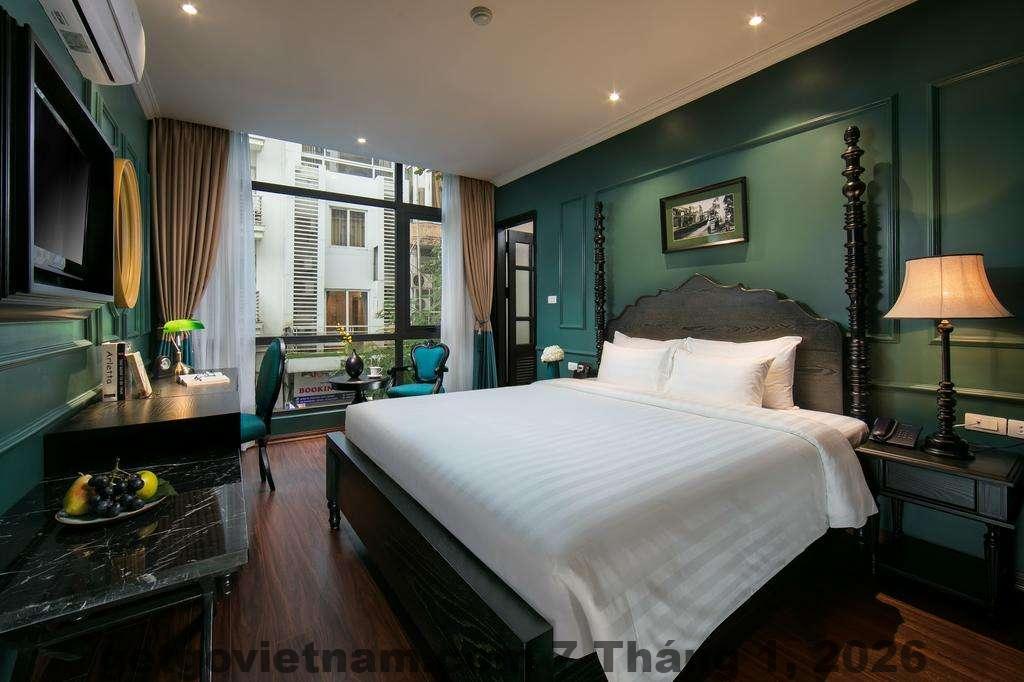 Nhân viên lễ tân Hanoi Siva Luxury Hotel thân thiện và hỗ trợ khách