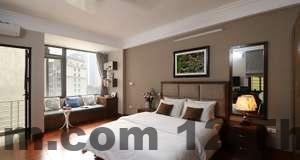 Nhân viên khách sạn Ann’s House hỗ trợ khách tại khu lễ tân