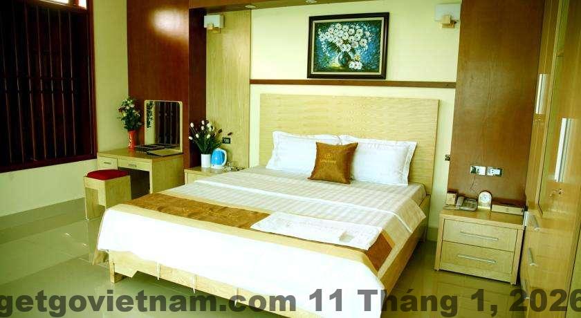 Sảnh lễ tân Khách sạn Long Giang Điện Biên rộng rãi và mang phong cách truyền thống