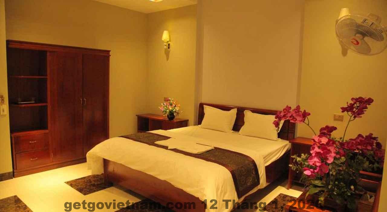 Phòng ngủ tiêu chuẩn tại Khách Sạn Hoàng Gia Lào Cai với giường đôi và nội thất cơ bản