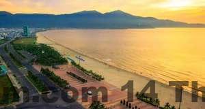 Hồ bơi ngoài trời tại Avenis Hotel, nơi lý tưởng để thư giãn sau một ngày khám phá Đà Nẵng.