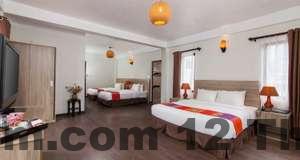 Phòng ngủ tại Tulip Hotel Sa Pa với nội thất cơ bản, giường đôi và cửa sổ hướng phố