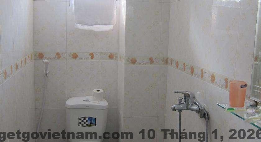 Khu vực ăn uống đơn giản tại Avi Hotel Transit phục vụ nhu cầu cơ bản