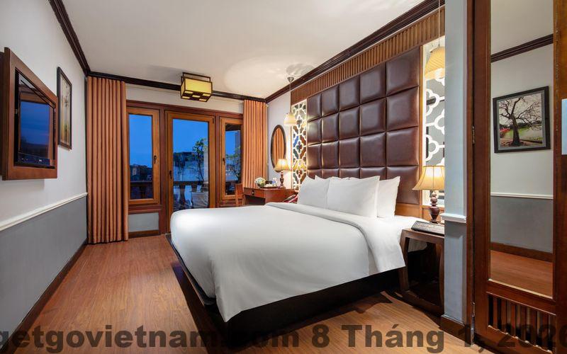 Phòng nghỉ tại Eli Rina Hotel rộng rãi, nội thất hiện đại và sạch sẽ