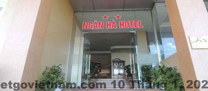 Hình ảnh nhân viên tại khách sạn Ngân Hà, phục vụ khách hàng với thái độ nhiệt tình và thân thiện.