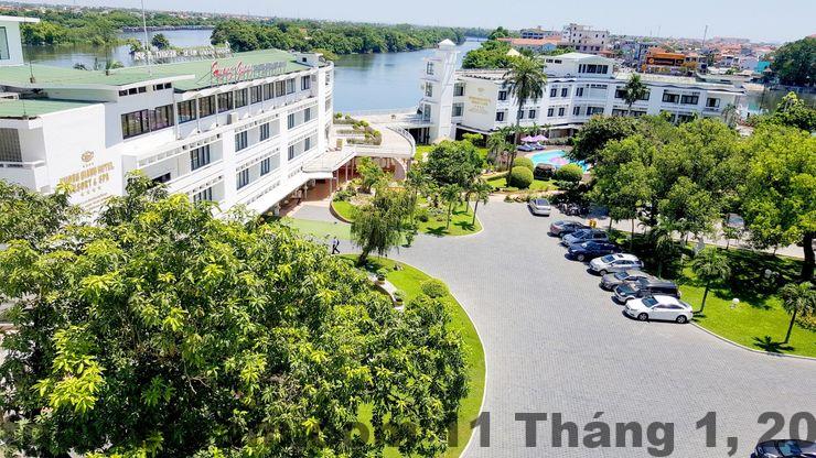 Khung cảnh xung quanh khách sạn, gần các tuyến đường chính và khu vực mua sắm tại trung tâm Lào Cai.