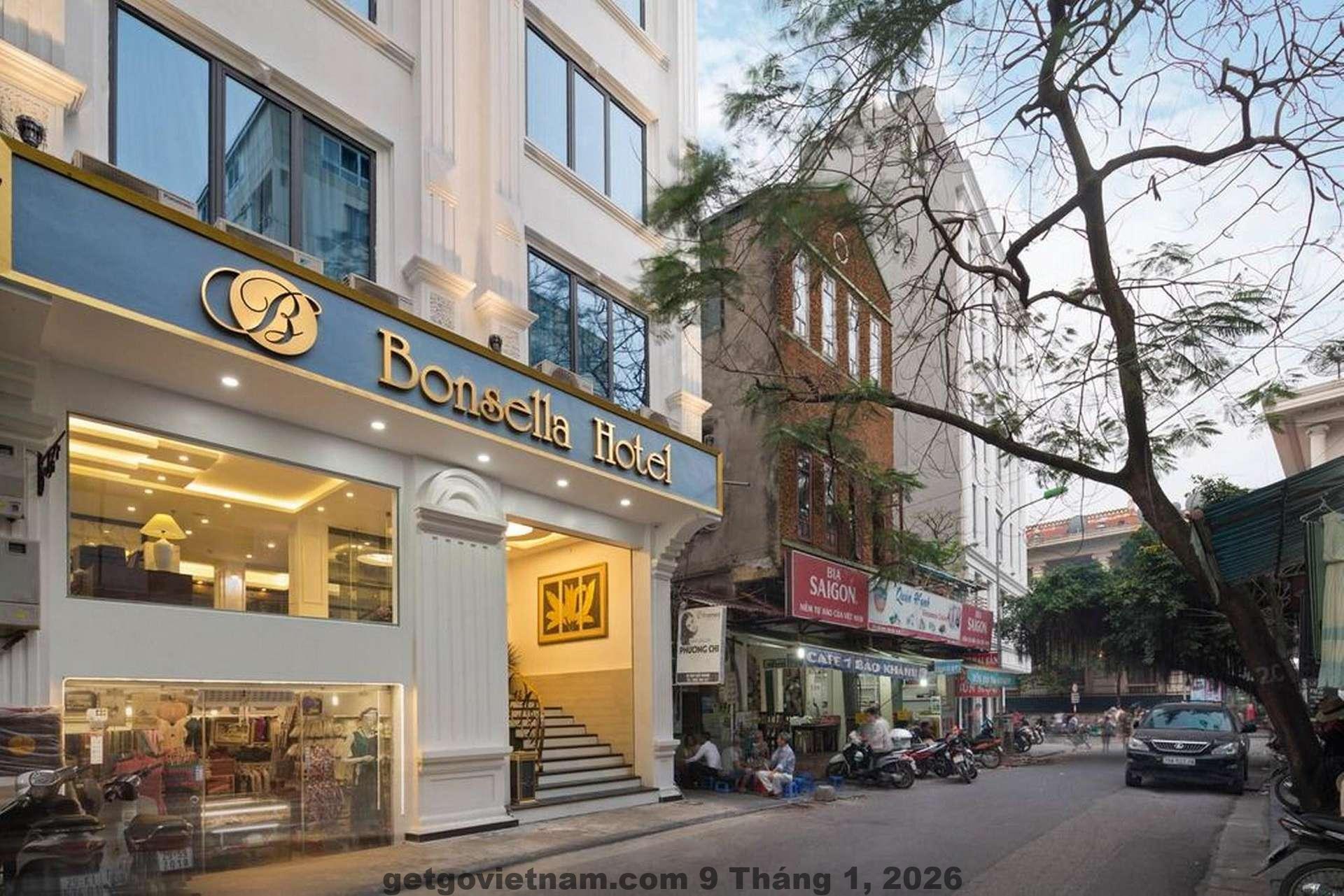 Phòng nghỉ Hotel du Monde với nội thất gỗ cổ điển